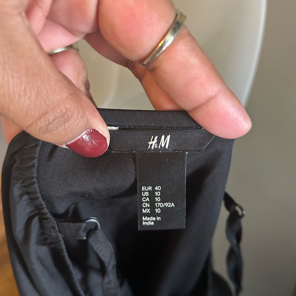 H&M dress - black sleeveless lightweight basic casual gathered waist - Picture 6 of 9